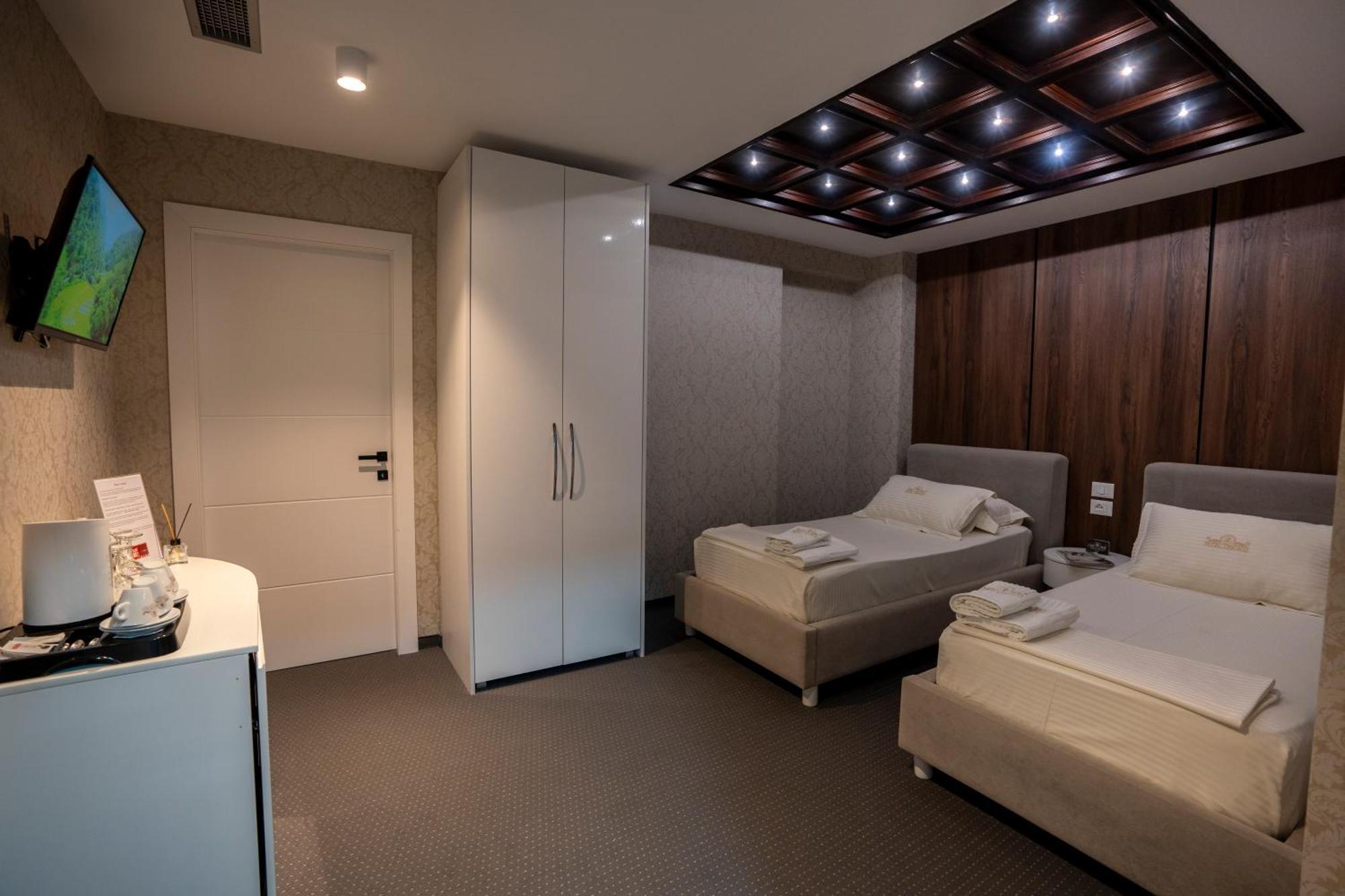 שקודר Hotel Chicago מראה חיצוני תמונה